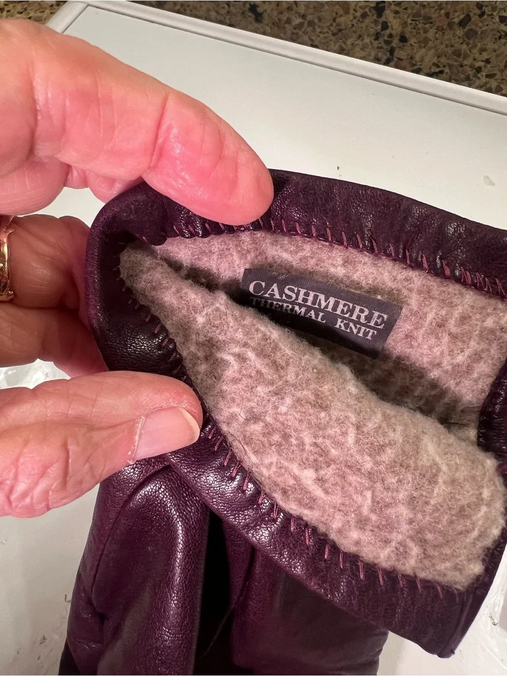 Women’s Size Medium Leather Gloves in burgundy with a cashmere lining